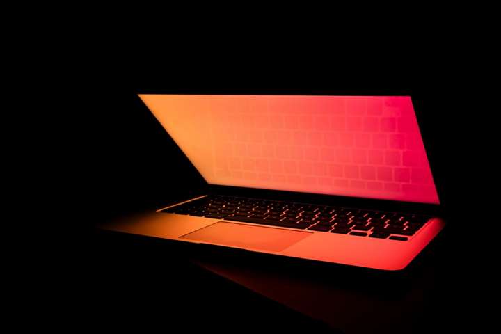 laptop red glow